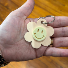 Load image into Gallery viewer, Daisy Keychain