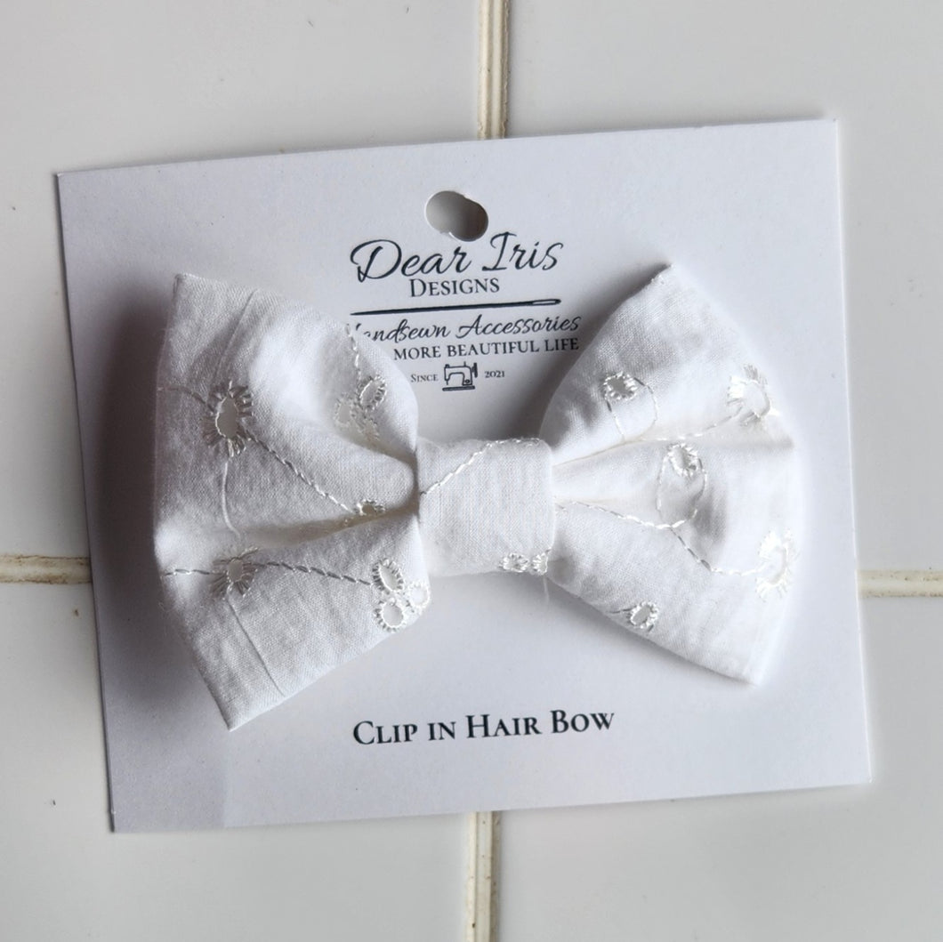 White Eyelet Clip in Bow
