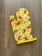 Load image into Gallery viewer, Maryland Oven Mitts
