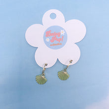 Load image into Gallery viewer, Summer Shell earrings
