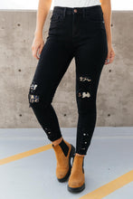 Load image into Gallery viewer, Into The Wild Distressed Skinny Jeans Judy blue
