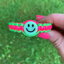 Load image into Gallery viewer, Smiley Face Paracord Bracelet
